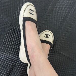 CHANEL Vintage 2007 Ballet Black and Cream Flats